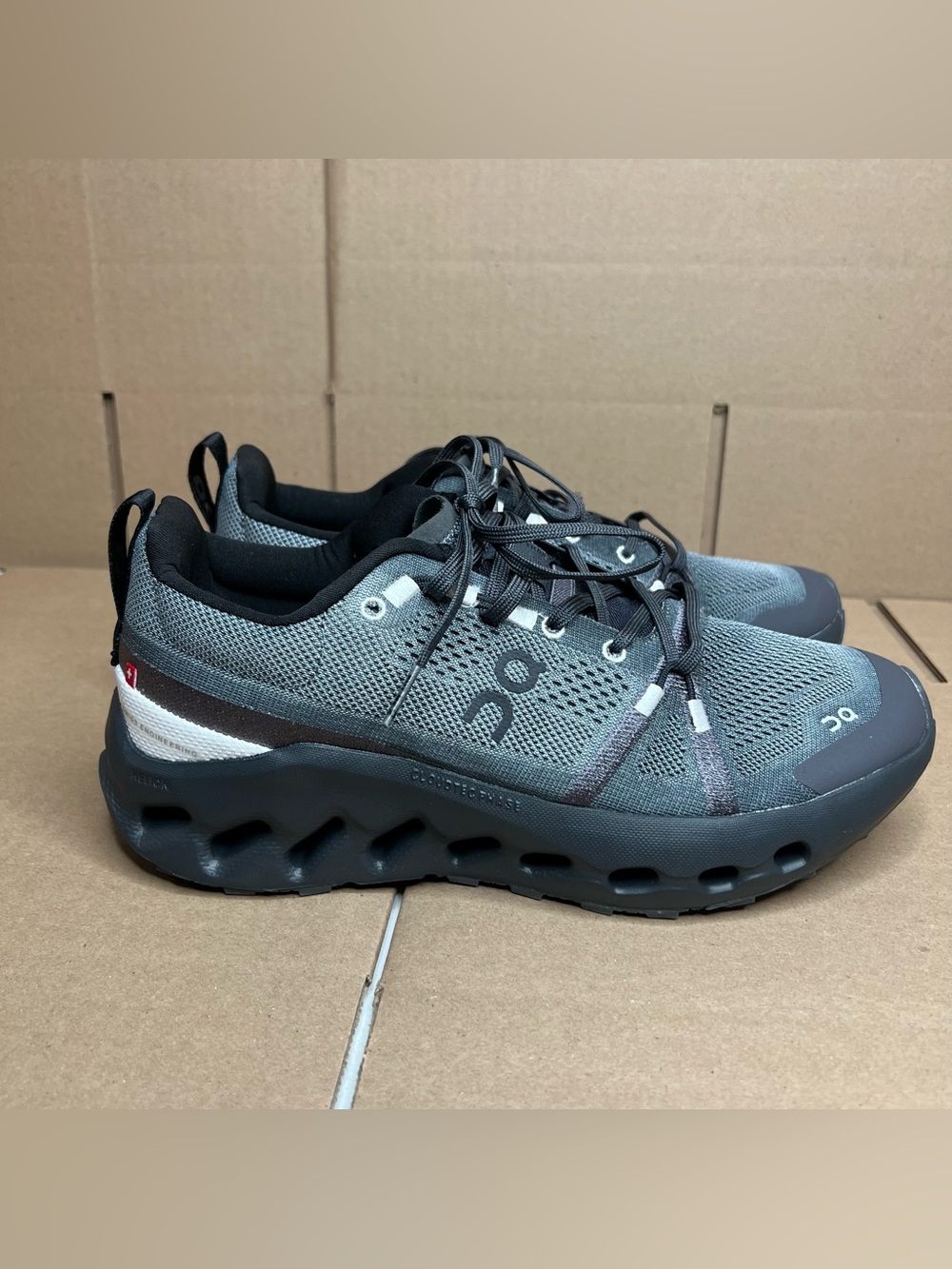 On Cloudsurfer Trail Shoes Mens US 8.5 Eclipse Black *NEW WITH FLAW*